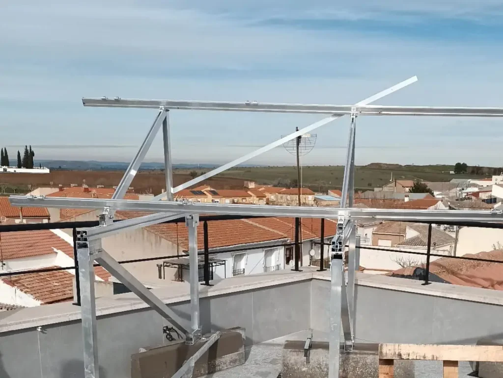 Instalación solar fotovoltaica con subestructura elevada en cubierta