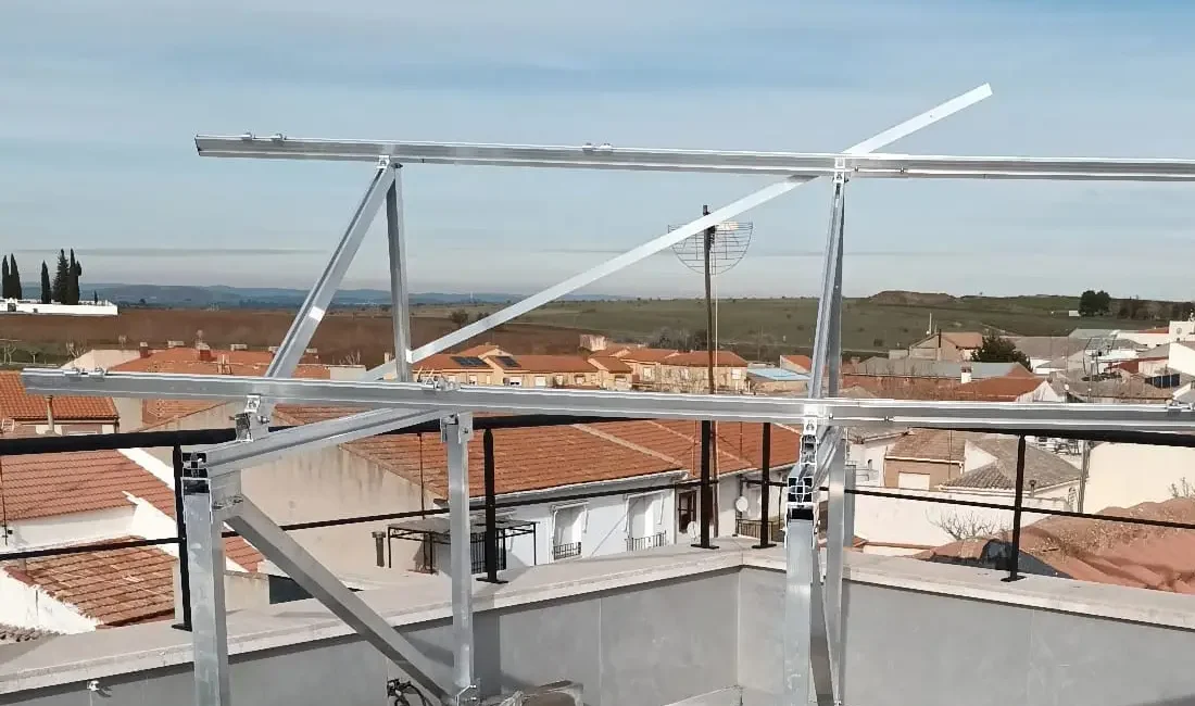 Instalación solar fotovoltaica con subestructura elevada en cubierta