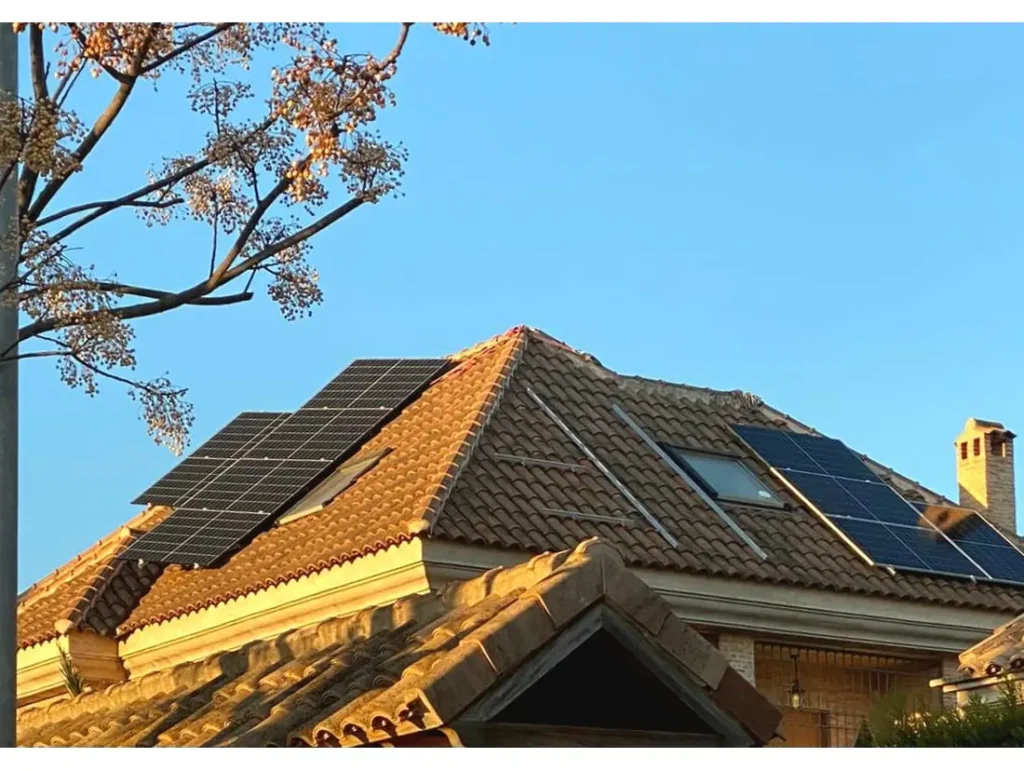 Instalación solar fotovoltaica con cargador de vehículo eléctrico