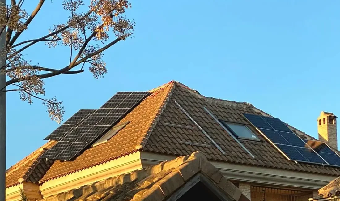 Instalación solar fotovoltaica con cargador de vehículo eléctrico